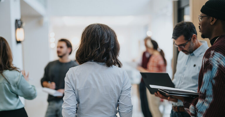 Mehrere Menschen unterhalten sich auf einer Networking-Veranstaltung