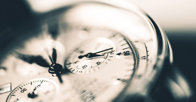 Nahaufnahme einer hochwertigen Analog-Uhr